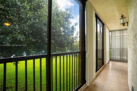 Condo in Pembroke Pines, Florida, 2 bedrooms  № 2152548 - photo 18