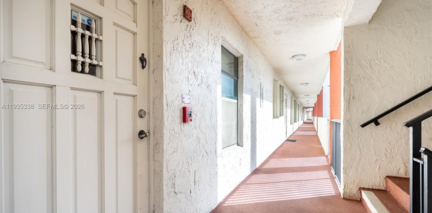 Condo in Pembroke Pines, Florida, 2 bedrooms  № 2152548
