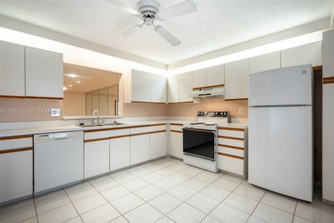 Condo in Pembroke Pines, Florida, 2 bedrooms  № 2152548 - photo 9