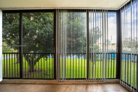Condo in Pembroke Pines, Florida, 2 bedrooms  № 2152548 - photo 17