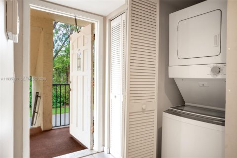 Condo in Pembroke Pines, Florida, 2 bedrooms  № 2152548 - photo 16