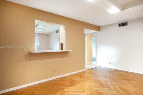 Condo in Pembroke Pines, Florida, 2 bedrooms  № 2152548 - photo 7