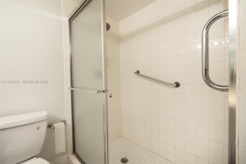 Condo in Pembroke Pines, Florida, 2 bedrooms  № 2152548 - photo 14