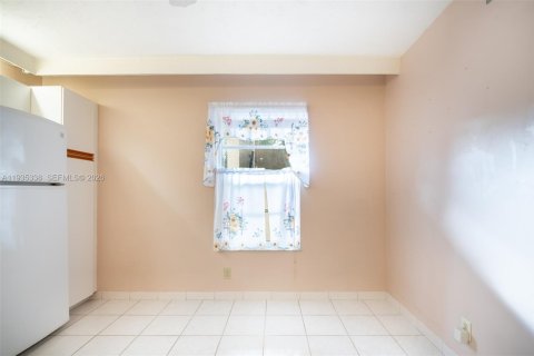 Condo in Pembroke Pines, Florida, 2 bedrooms  № 2152548 - photo 11