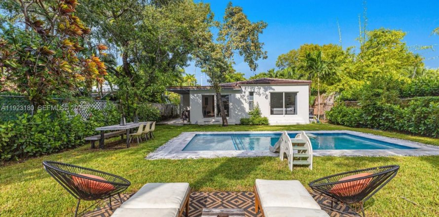 Villa ou maison à Miami, Floride 4 chambres, 178.37 m2 № 1976837