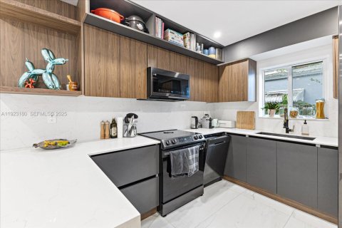 Villa ou maison à vendre à Miami, Floride: 4 chambres, 178.37 m2 № 1976837 - photo 10