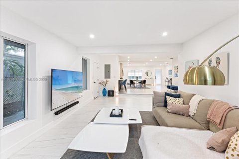 Villa ou maison à vendre à Miami, Floride: 4 chambres, 178.37 m2 № 1976837 - photo 13