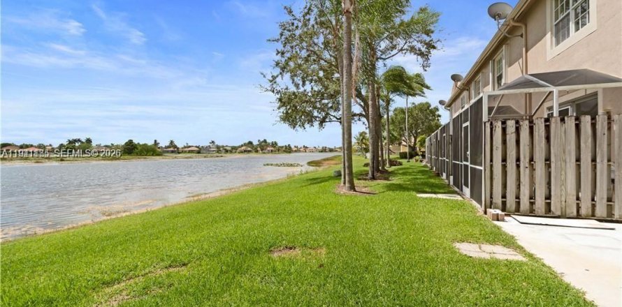 Touwnhouse à Weston, Floride 4 chambres, 161.37 m2 № 1998124