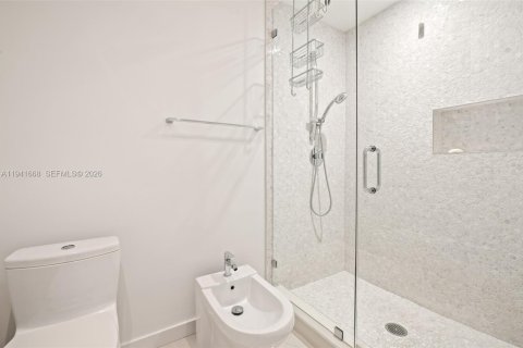 Condominio en venta en Bal Harbour, Florida, 2 dormitorios, 209.03 m2 № 1998701 - foto 17