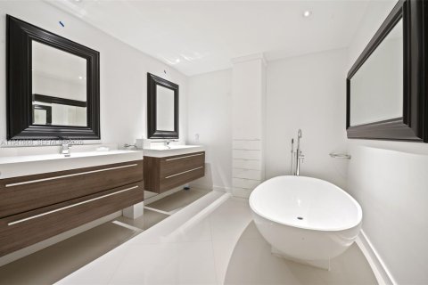 Condominio en venta en Bal Harbour, Florida, 2 dormitorios, 209.03 m2 № 1998701 - foto 13