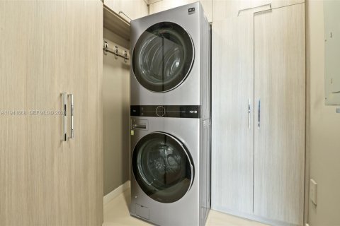 Condominio en venta en Bal Harbour, Florida, 2 dormitorios, 209.03 m2 № 1998701 - foto 23