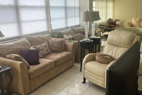 Condominio en alquiler en Sunny Isles Beach, Florida, 1 dormitorio, 87.61 m2 № 1921772 - foto 4