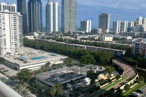 Condominio en alquiler en Sunny Isles Beach, Florida, 1 dormitorio, 87.61 m2 № 1921772 - foto 1