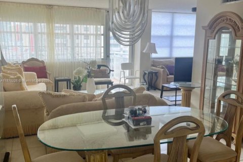 Condominio en alquiler en Sunny Isles Beach, Florida, 1 dormitorio, 87.61 m2 № 1921772 - foto 2