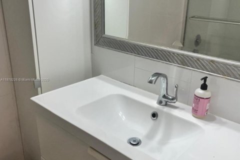 Condominio en alquiler en Sunny Isles Beach, Florida, 1 dormitorio, 87.61 m2 № 1921772 - foto 9