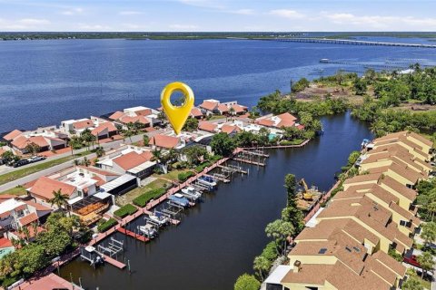 House in Punta Gorda, Florida 4 bedrooms, 208.01 sq.m. № 2130076 - photo 5