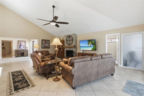 House in Punta Gorda, Florida 4 bedrooms, 208.01 sq.m. № 2130076 - photo 9