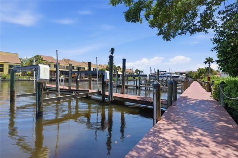 House in Punta Gorda, Florida 4 bedrooms, 208.01 sq.m. № 2130076 - photo 4