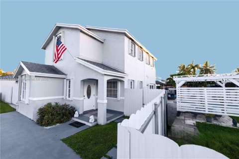 Casa en venta en Miami, Florida, 3 dormitorios, 145.58 m2 № 1739343 - foto 1