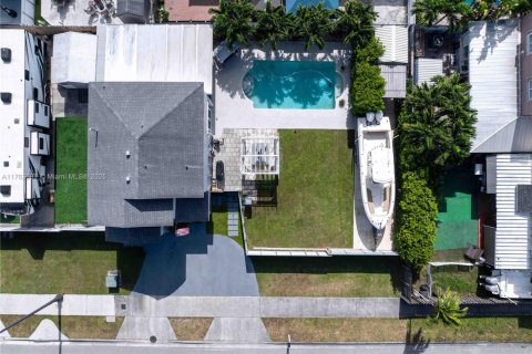 Casa en venta en Miami, Florida, 3 dormitorios, 145.58 m2 № 1739343 - foto 3