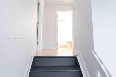 Casa en venta en Miami, Florida, 3 dormitorios, 145.58 m2 № 1739343 - foto 18