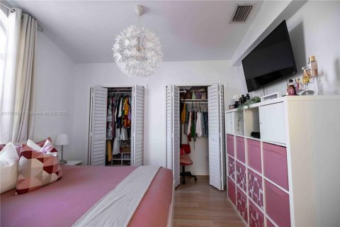 Casa en venta en Miami, Florida, 3 dormitorios, 145.58 m2 № 1739343 - foto 7