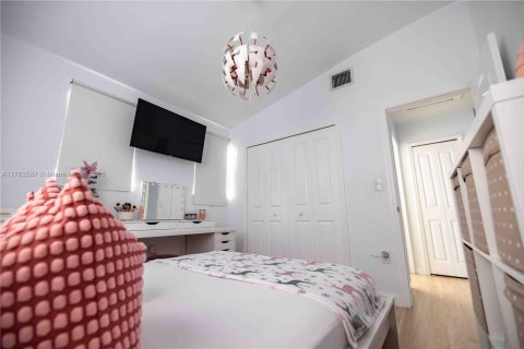Casa en venta en Miami, Florida, 3 dormitorios, 145.58 m2 № 1739343 - foto 13