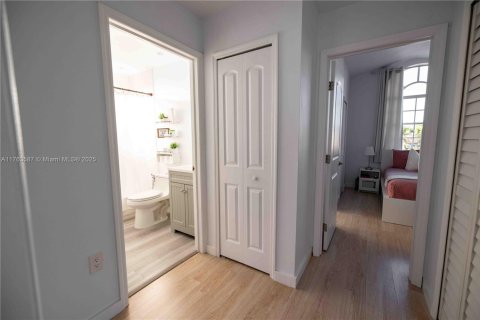 Casa en venta en Miami, Florida, 3 dormitorios, 145.58 m2 № 1739343 - foto 8