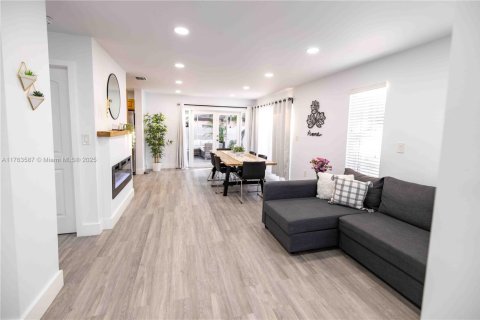 Casa en venta en Miami, Florida, 3 dormitorios, 145.58 m2 № 1739343 - foto 23