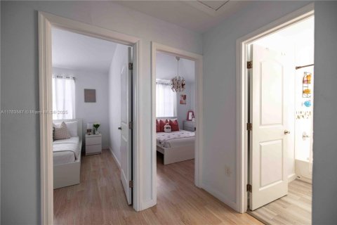 Casa en venta en Miami, Florida, 3 dormitorios, 145.58 m2 № 1739343 - foto 9