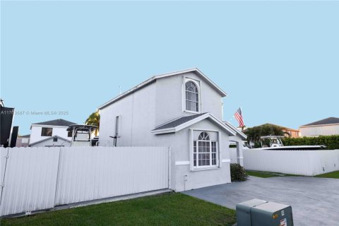 Casa en venta en Miami, Florida, 3 dormitorios, 145.58 m2 № 1739343 - foto 2
