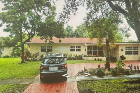 House in Hollywood, Florida 5 bedrooms, 172.05 sq.m. № 2194252