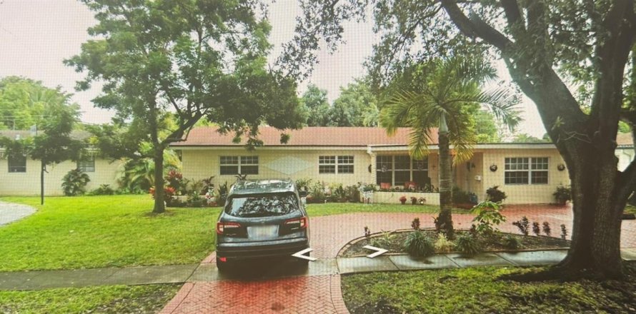 House in Hollywood, Florida 5 bedrooms, 172.05 sq.m. № 2194252