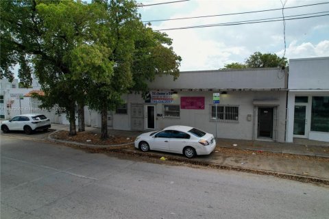 Propiedad comercial en venta en Miami, Florida № 1937927 - foto 2