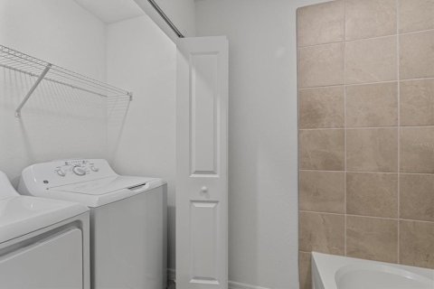 Condo in Venice, Florida, 2 bedrooms  № 2321688 - photo 25