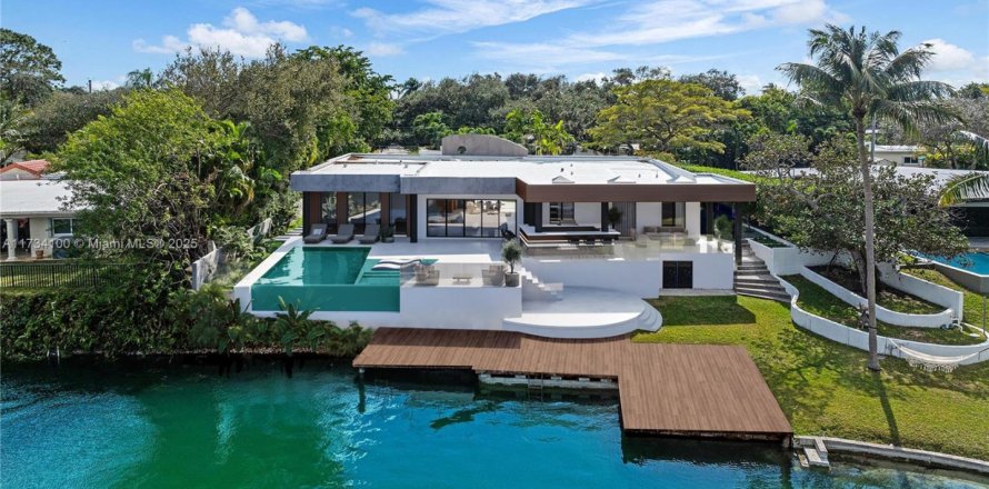 Villa ou maison à North Miami Beach, Floride 5 chambres, 301.93 m2 № 1484846