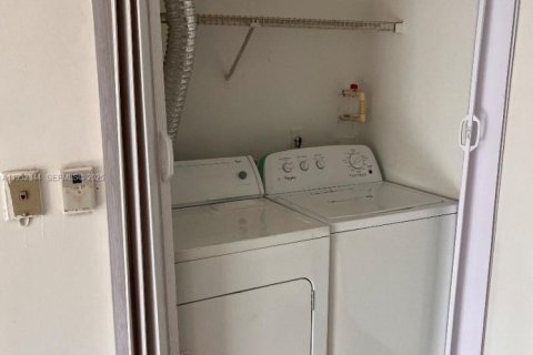 Снять в аренду квартиру в Холливуд, Флорида 2 спальни, 82.13м2, № 1991677 - фото 6