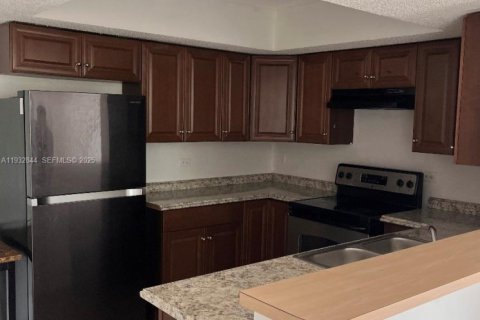 Снять в аренду квартиру в Холливуд, Флорида 2 спальни, 82.13м2, № 1991677 - фото 1