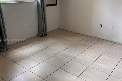 Снять в аренду квартиру в Холливуд, Флорида 2 спальни, 82.13м2, № 1991677 - фото 5