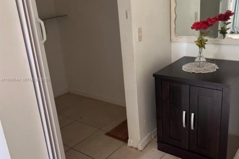 Снять в аренду квартиру в Холливуд, Флорида 2 спальни, 82.13м2, № 1991677 - фото 2