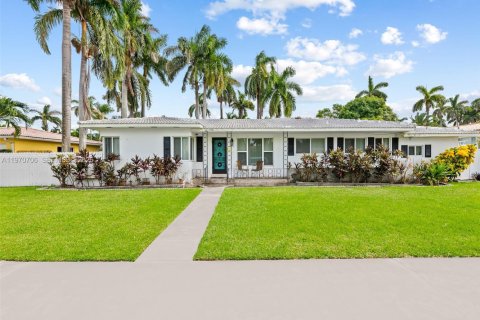 Коммерческая недвижимость в Холливуд, Флорида 1 спальня № 2031172