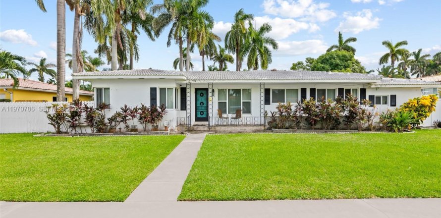 Коммерческая недвижимость в Холливуд, Флорида 1 спальня № 2031172