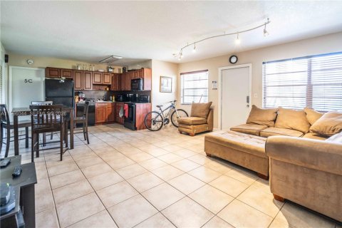 Снять в аренду квартиру в Форт-Лодердейл, Флорида 23.04м2, № 2059112 - фото 3