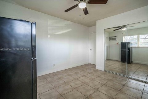 Снять в аренду квартиру в Форт-Лодердейл, Флорида 23.04м2, № 2059112 - фото 6