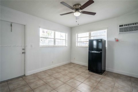 Снять в аренду квартиру в Форт-Лодердейл, Флорида 23.04м2, № 2059112 - фото 4