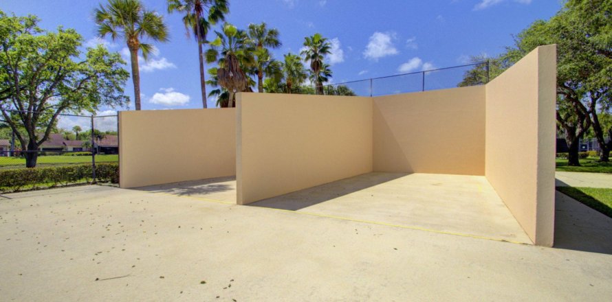 Townhouse in West Palm Beach, Florida 2 bedrooms, 114.83 sq.m. № 1189641