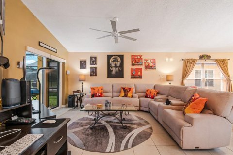 House in Davenport, Florida 4 bedrooms, 145.11 sq.m. № 2115860 - photo 5
