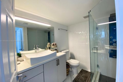 Condo in Aventura, Florida, 2 bedrooms № 2244290 - photo 17