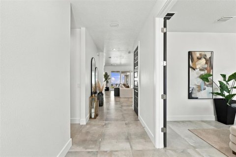Villa ou maison à vendre à Tampa, Floride: 5 chambres, 321.35 m2 № 2388683 - photo 4