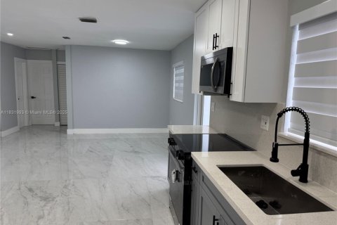 House in Miami, Florida 3 bedrooms, 98.1 sq.m. № 1809358 - photo 11